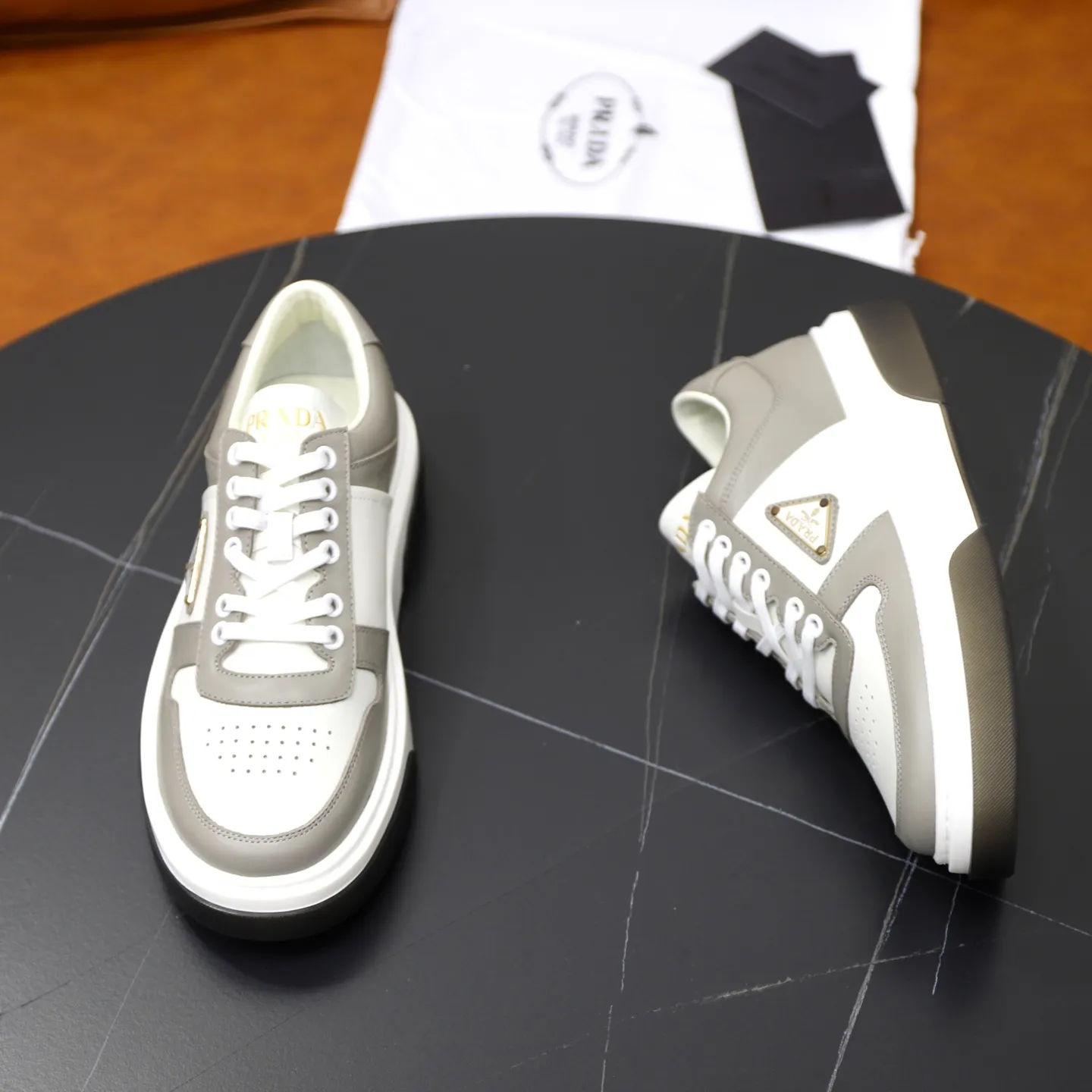 Factory price: 720💰Top original order Brand: PRADA (Prada) Standard code: Men's size 38/44 (45 can be customized) Grade: Same as the official website Material: Original cowhide stitching imported cowhide lining Original combination two-color wear-resistant soft outsole Style category: Leisure and sports version Young fashion European and American trend British style Color: Actual picture color